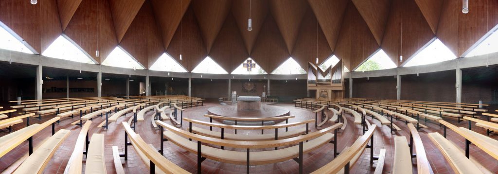 Panoramabild der Innenansicht der Heilig-Engel-Kirche