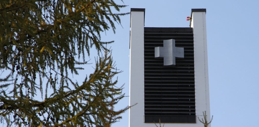 Kreuz am Turm der Heilig-Engel-Kirche