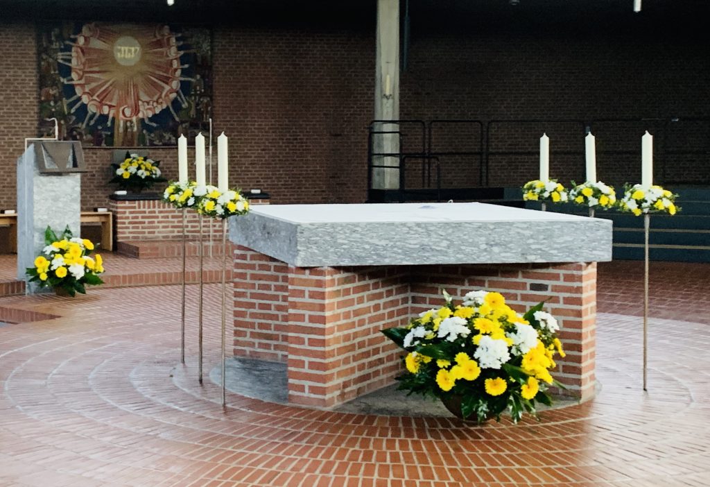 Geschmückter Altar in der Heilig-Engel-Kirche